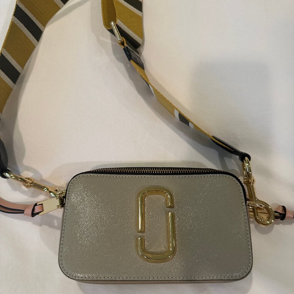 Marc Jacobs The Snapshot Camera Bag Purse in Taupe/Cement & Pink Back Pocket